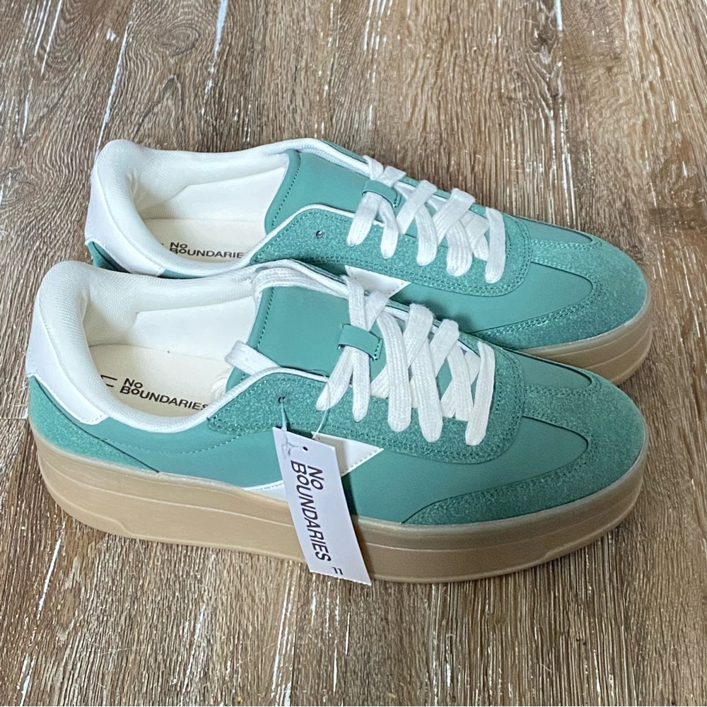 No Boundaries Greenโ And White Sneakers with Tan Sole Platforms Womens 11 New